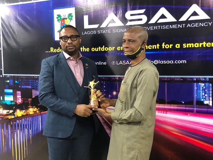 Lagos State Signage and Advertisement Agency receives an award as the Outstanding Agency of the Decade.This was presented by the Team Lead, Marketing Edge Online, Mr. Amos Oladele and received by the Managing Director (LASAA), Prince Adedamola Docemo (right).